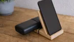 Powerbank mit DIY-Smartphone-Ständer verbinden