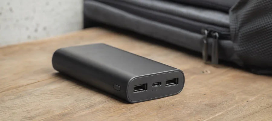Powerbanks regelmaessig pruefen: Diese Pflegekontrollen sind sinnvoll